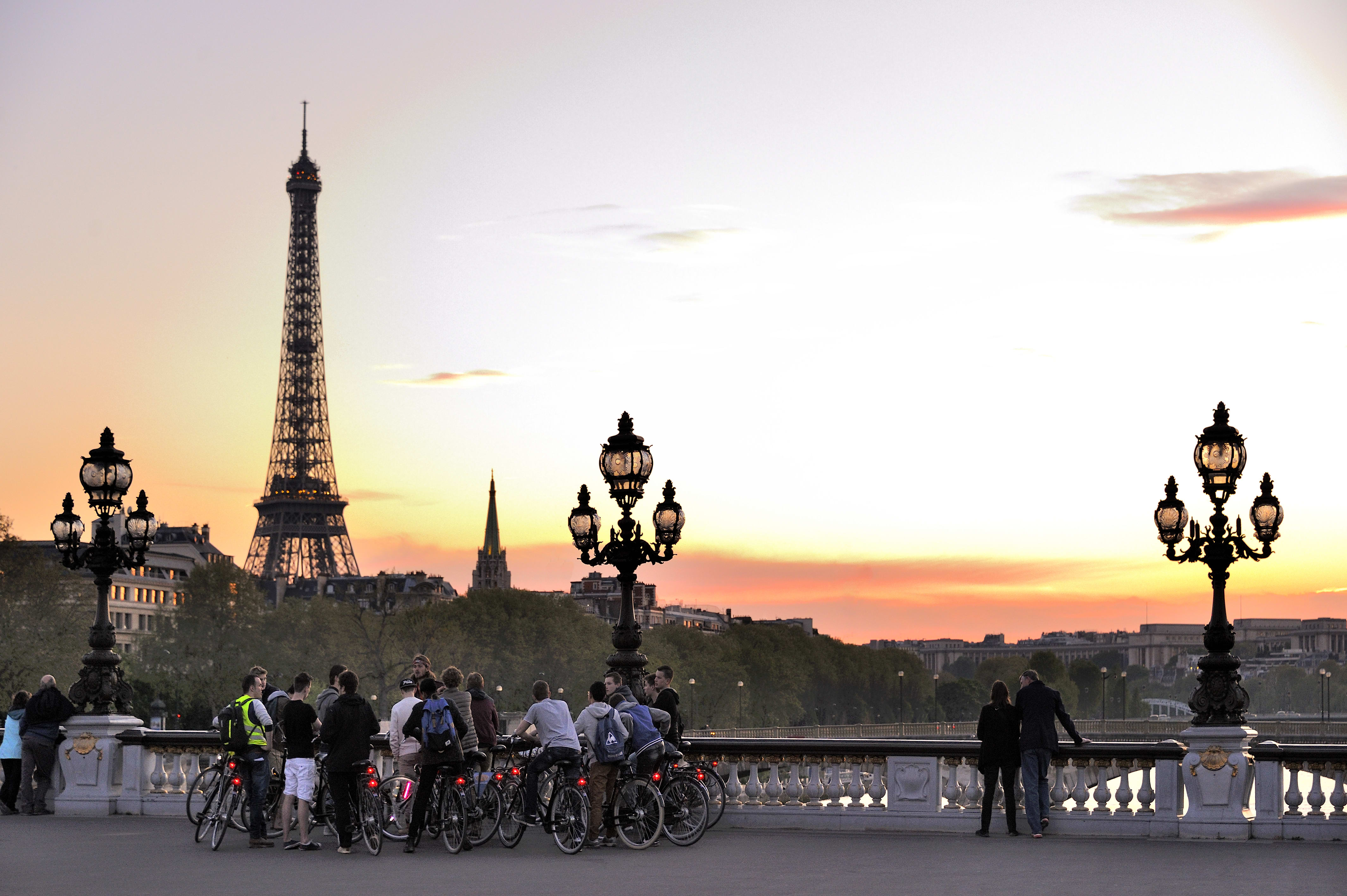 Groupe de jeunes touristes visitant Paris en vélo