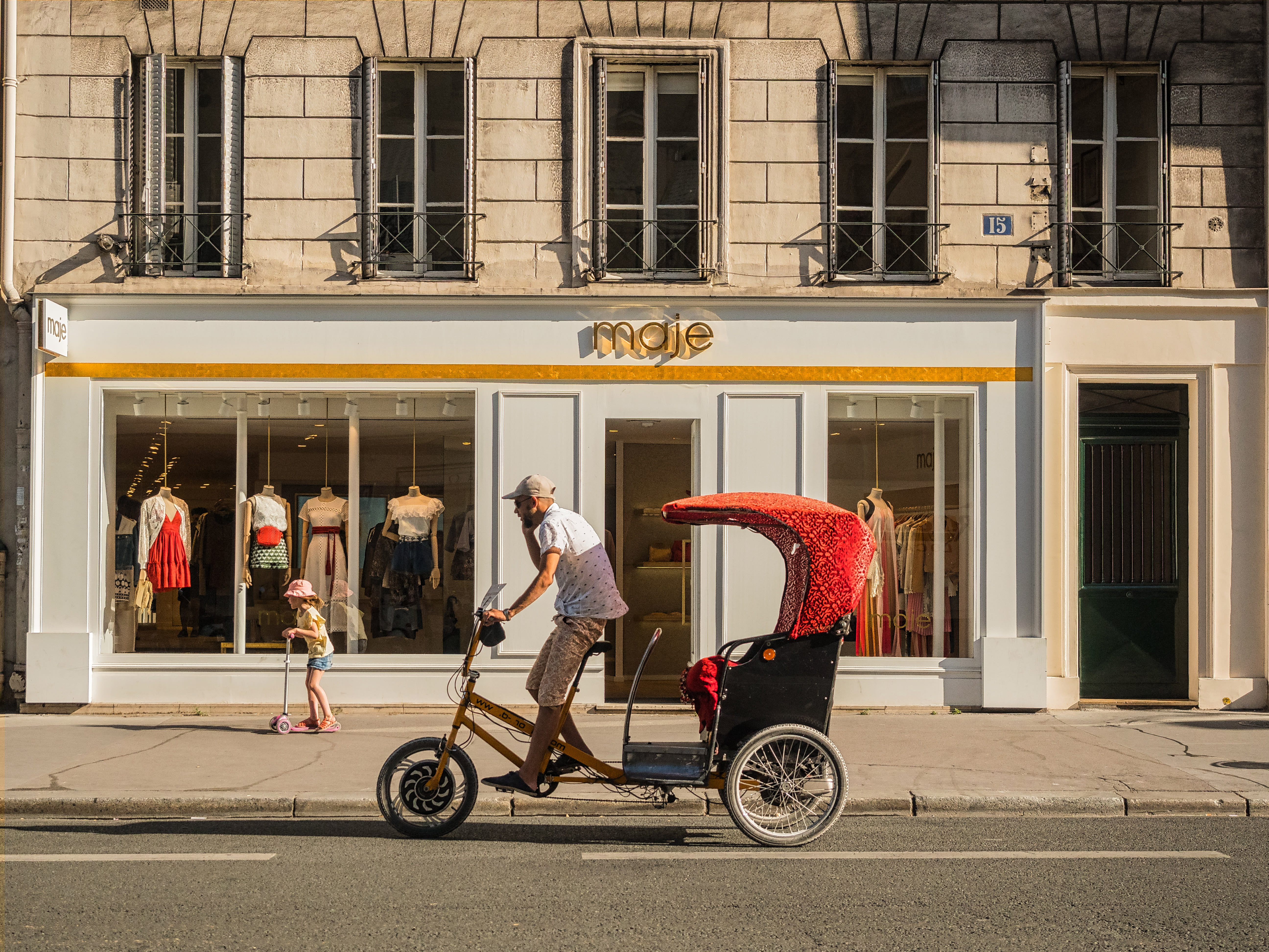 Visite en pousse dans le quartier Saint-Germain%252C devanture de la boutique Maje.