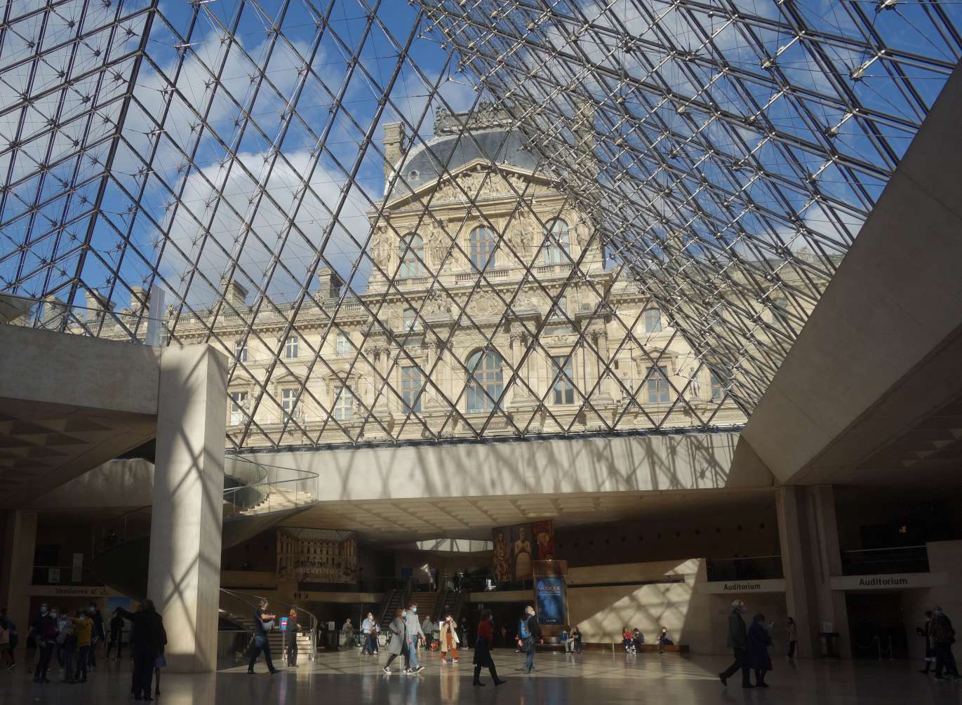 Musée du Louvre%252C intérieur%252C Pyramide