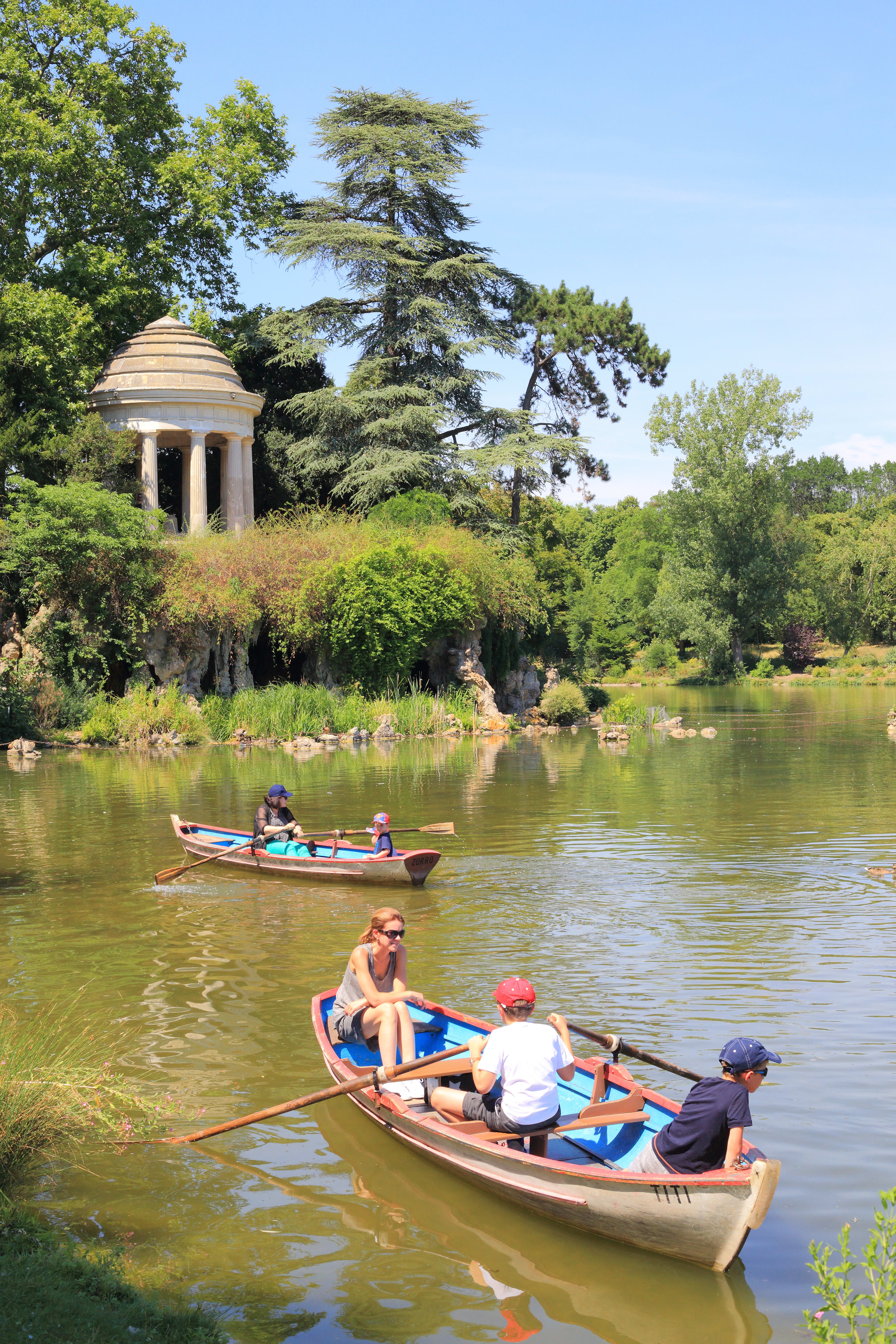 Une mère et ses enfants dans une barque sur le Lac Daumesnil%252C Bois de Vincennes%252C 2017