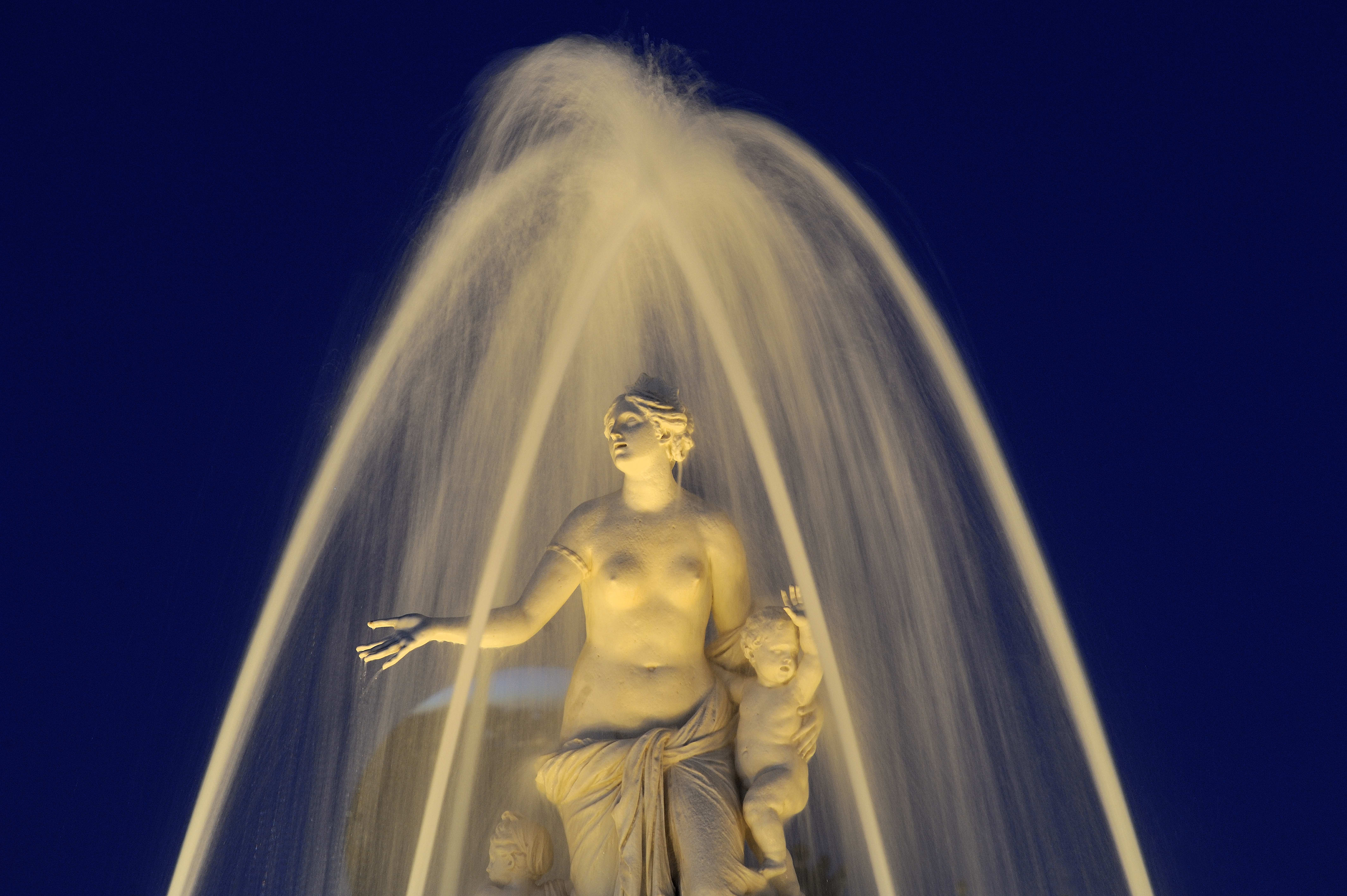 Domaine de Versailles%252C les jardins%252C Bassin et Parterre de Latone pendant les Grandes Eaux Musicales Nocturnes.