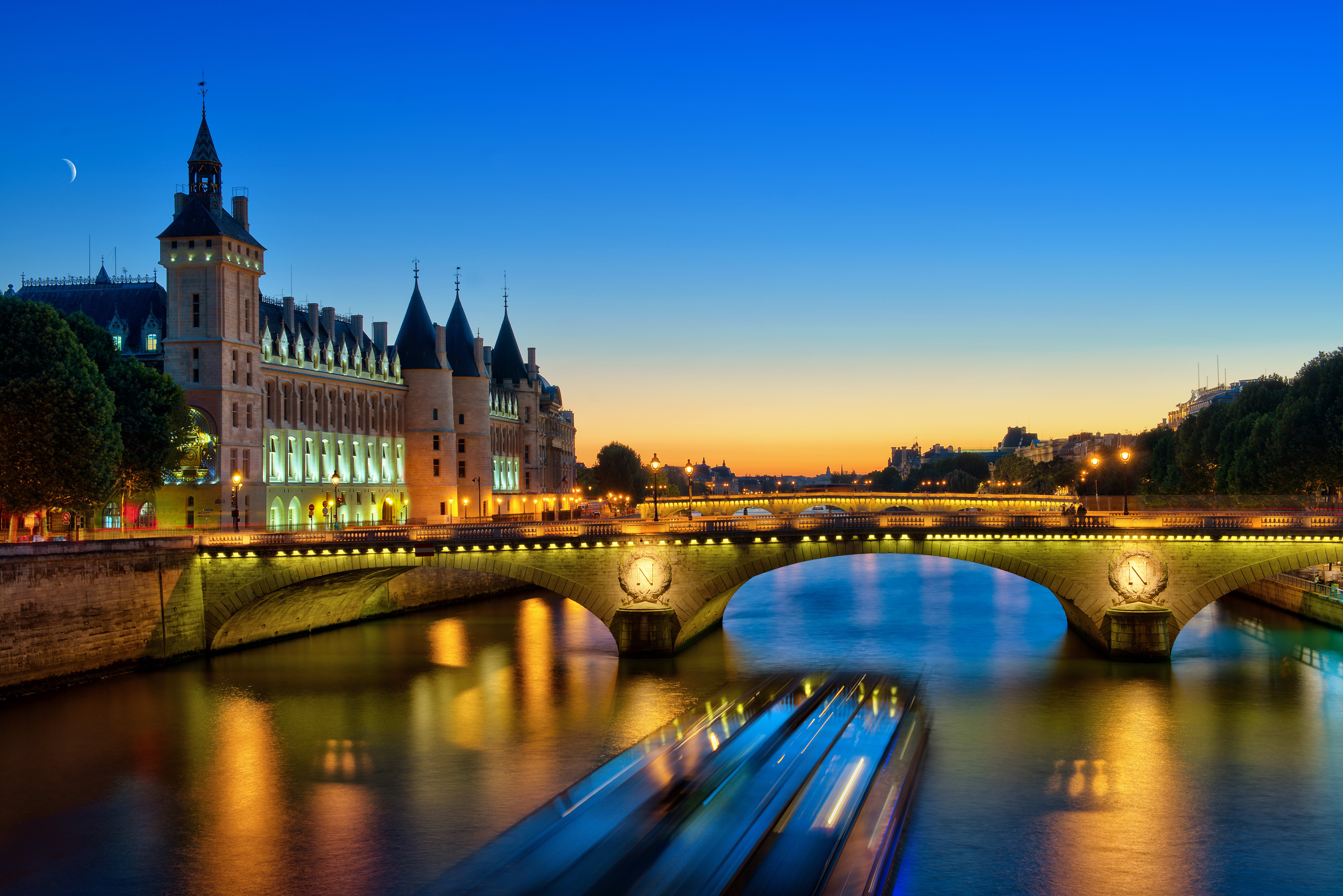 La Seine de nuit%252C vue sur la Conciergerie%252C bateau de croisière%252C Paris.