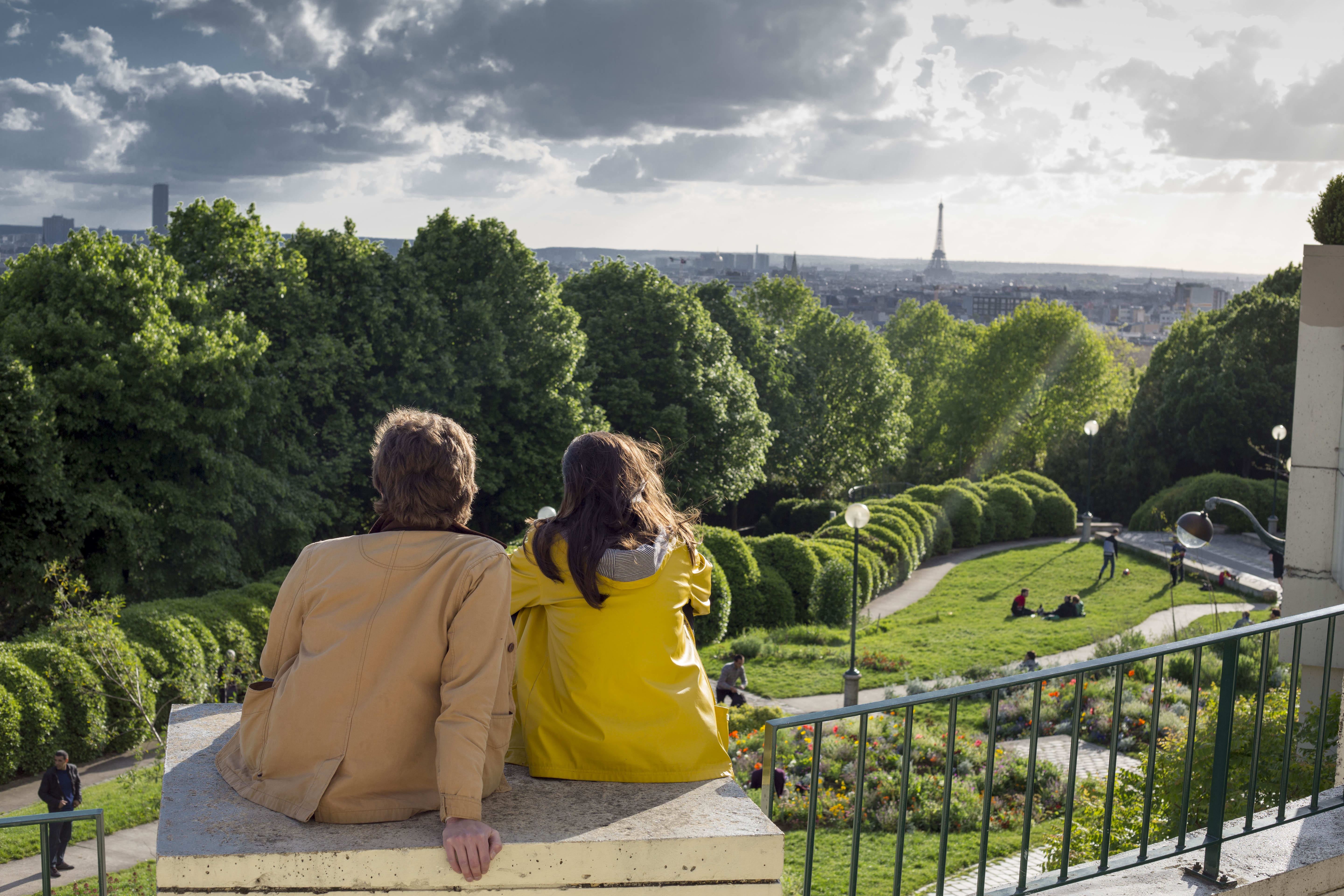 Couple at Belleville Park%252C view of the Eiffel Tower%252C Paris 2015