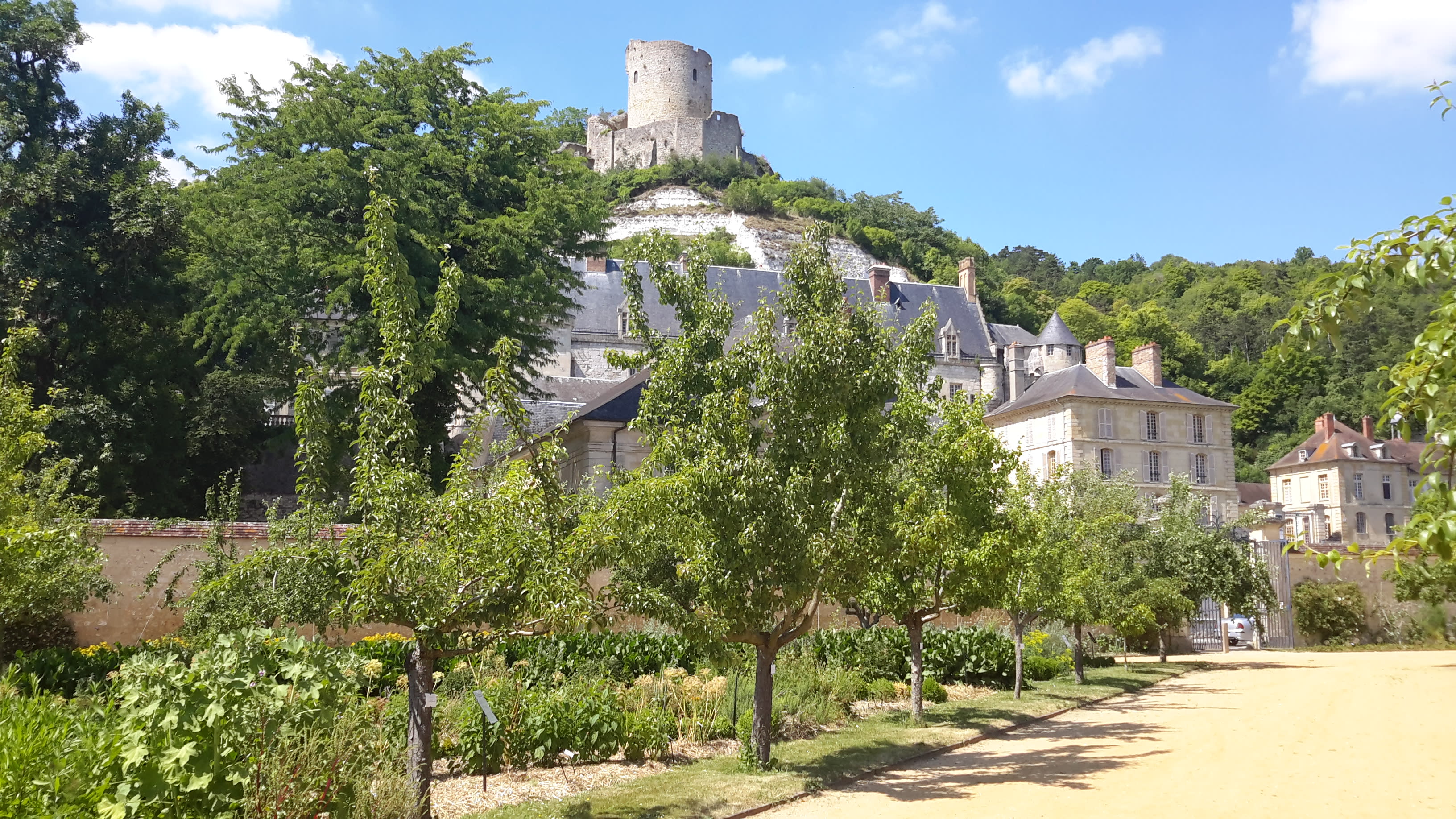 Le chateau de La Roche-Guyon et son donjon medieval surplombant la vallee de la Seine dans le Parc Naturel Regional du Vexin francais 2015.
