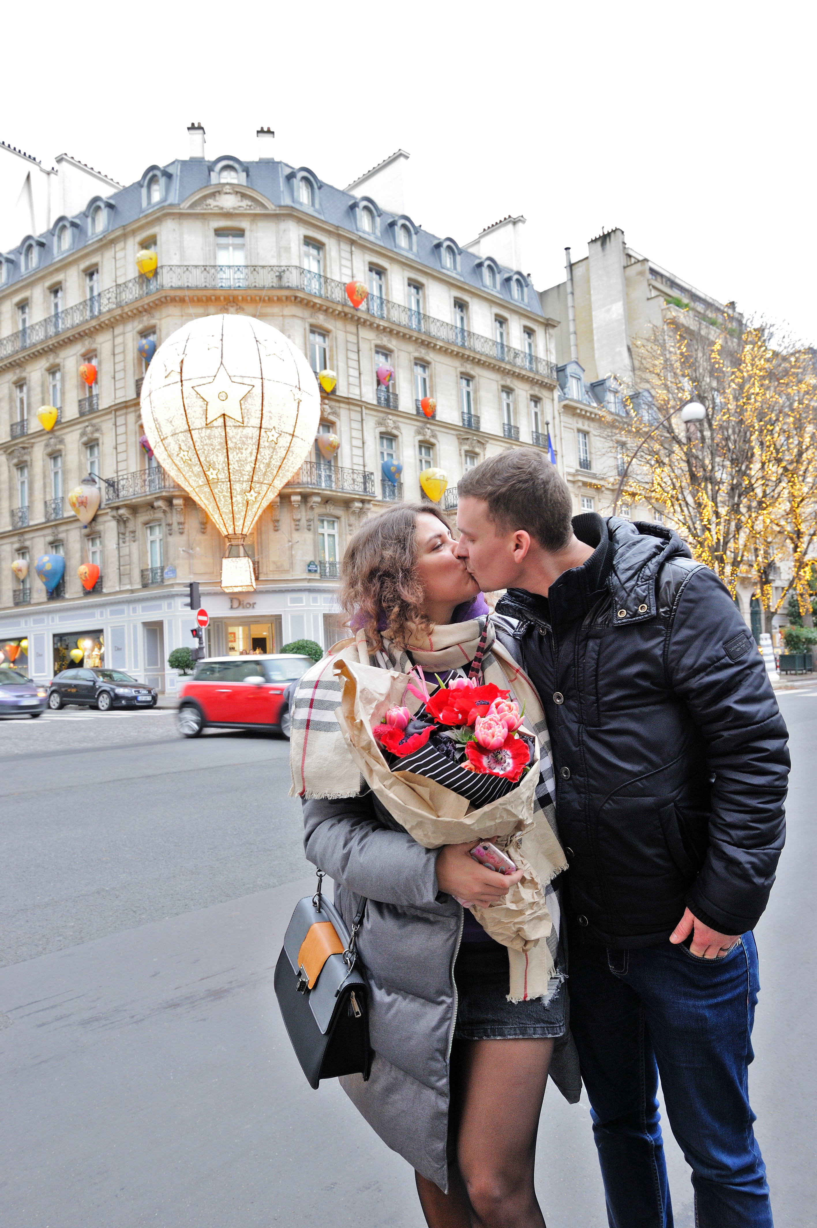 Couple de touristes sur l'avenue Montaigne