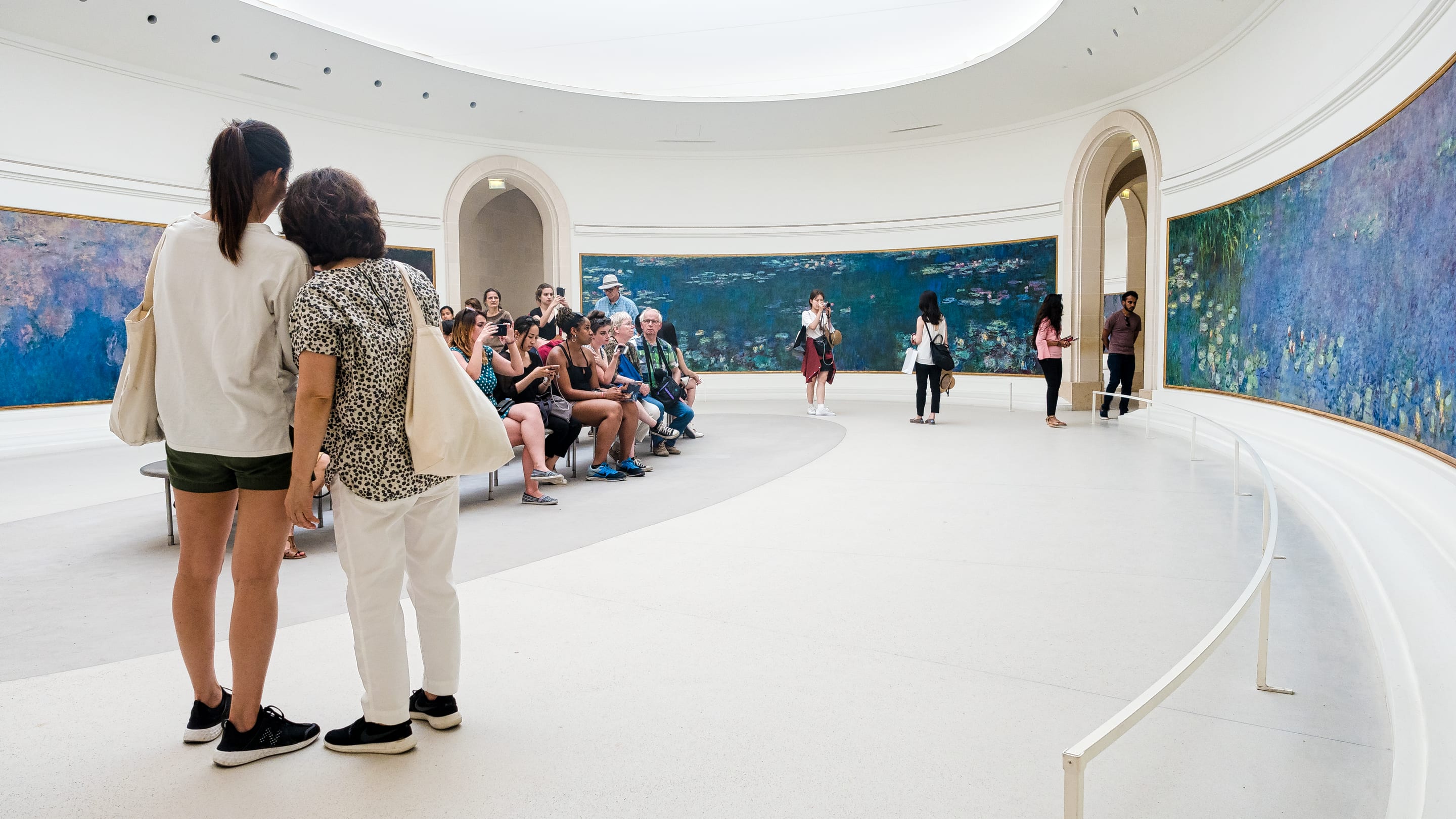 Touristes dans la salle des Nymphéas du musée de l'Orangerie%252C Paris 2017.