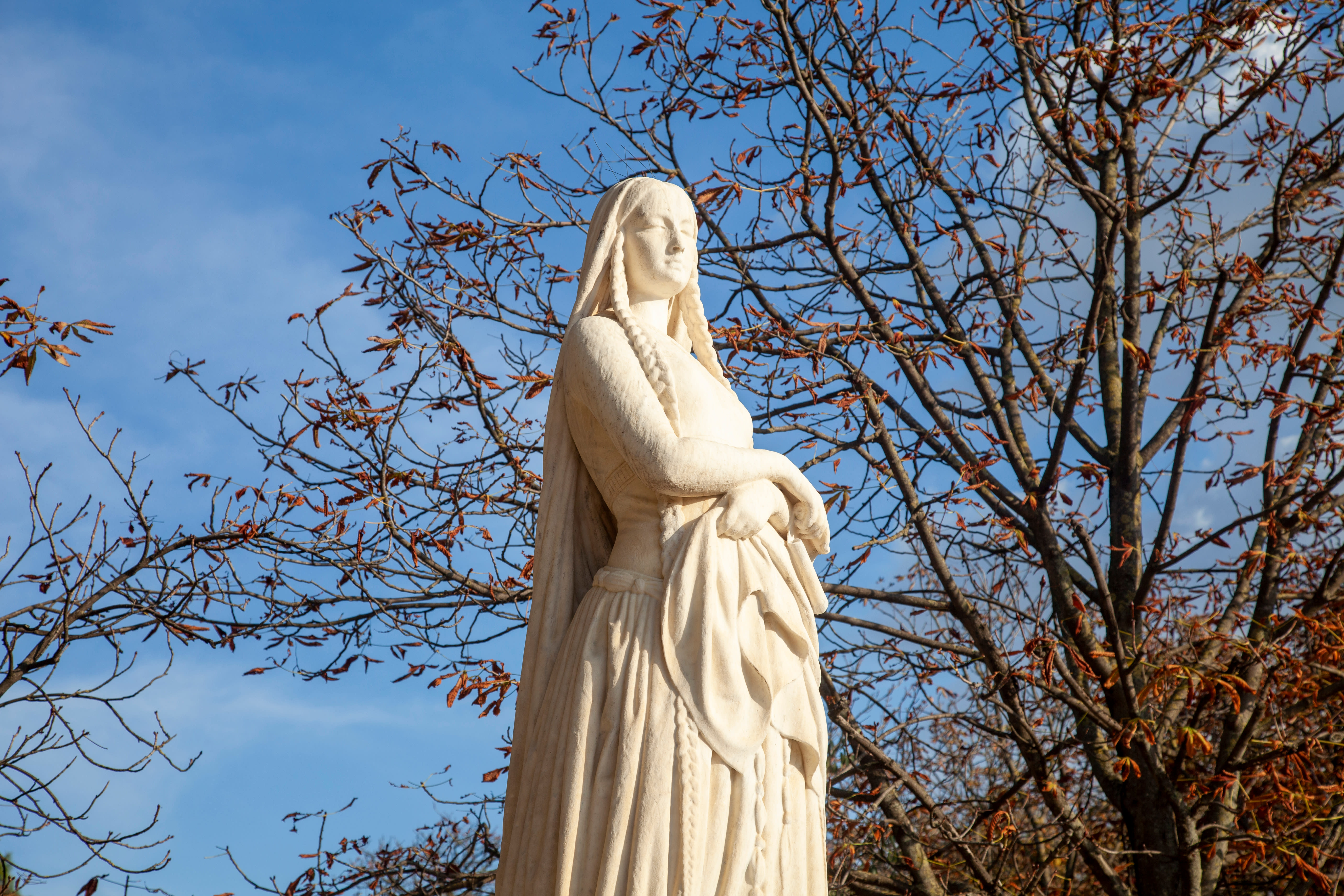 Statue de Sainte Geneviève%252C patronne de Paris dans le jardin du Luxembourg