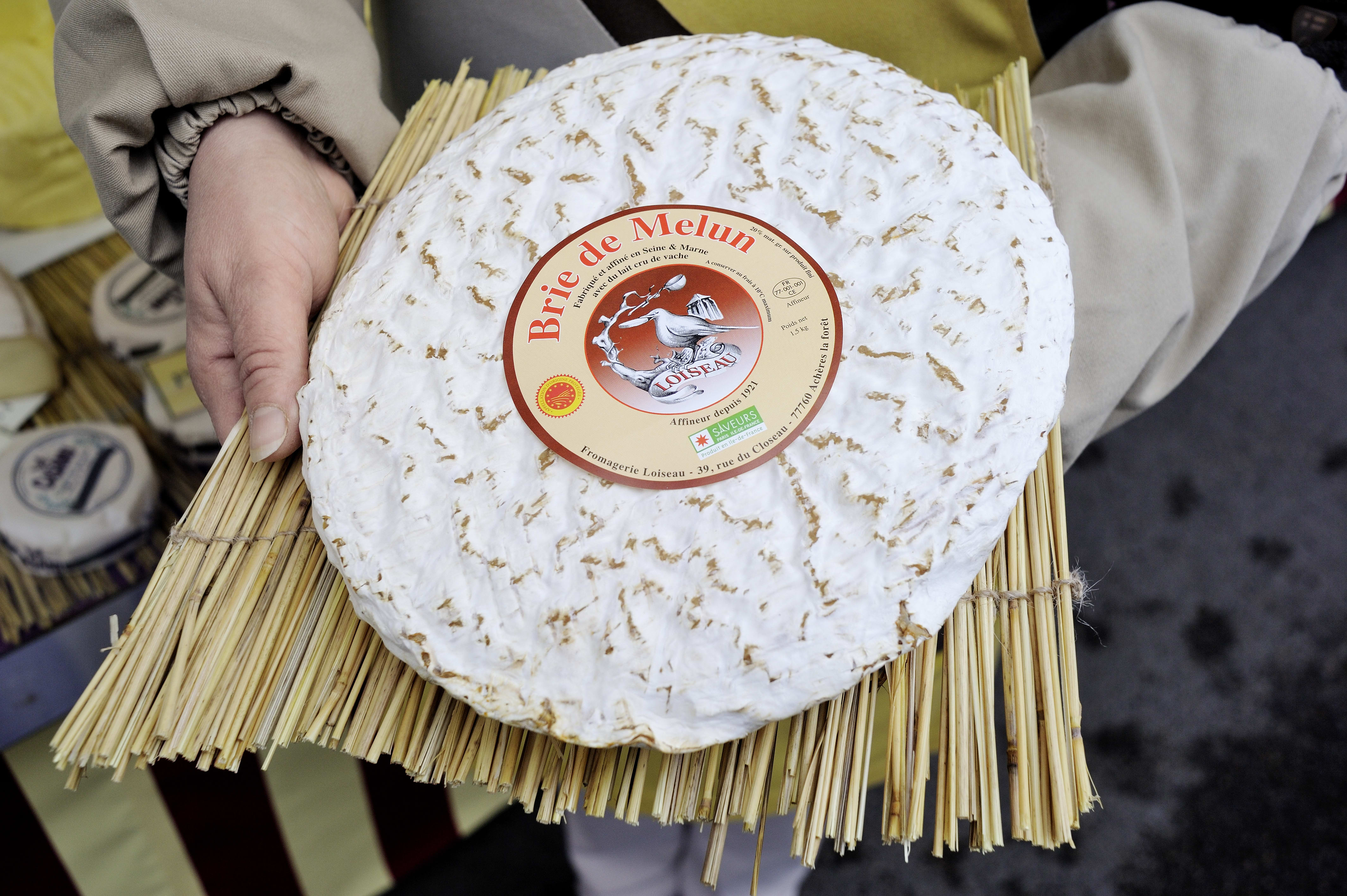 Marché de Fontainebleau%252C fromagerie Loiseau%252C fromager affineur de Brie%252C Brie de Melun%252C Seine-et-Marne.