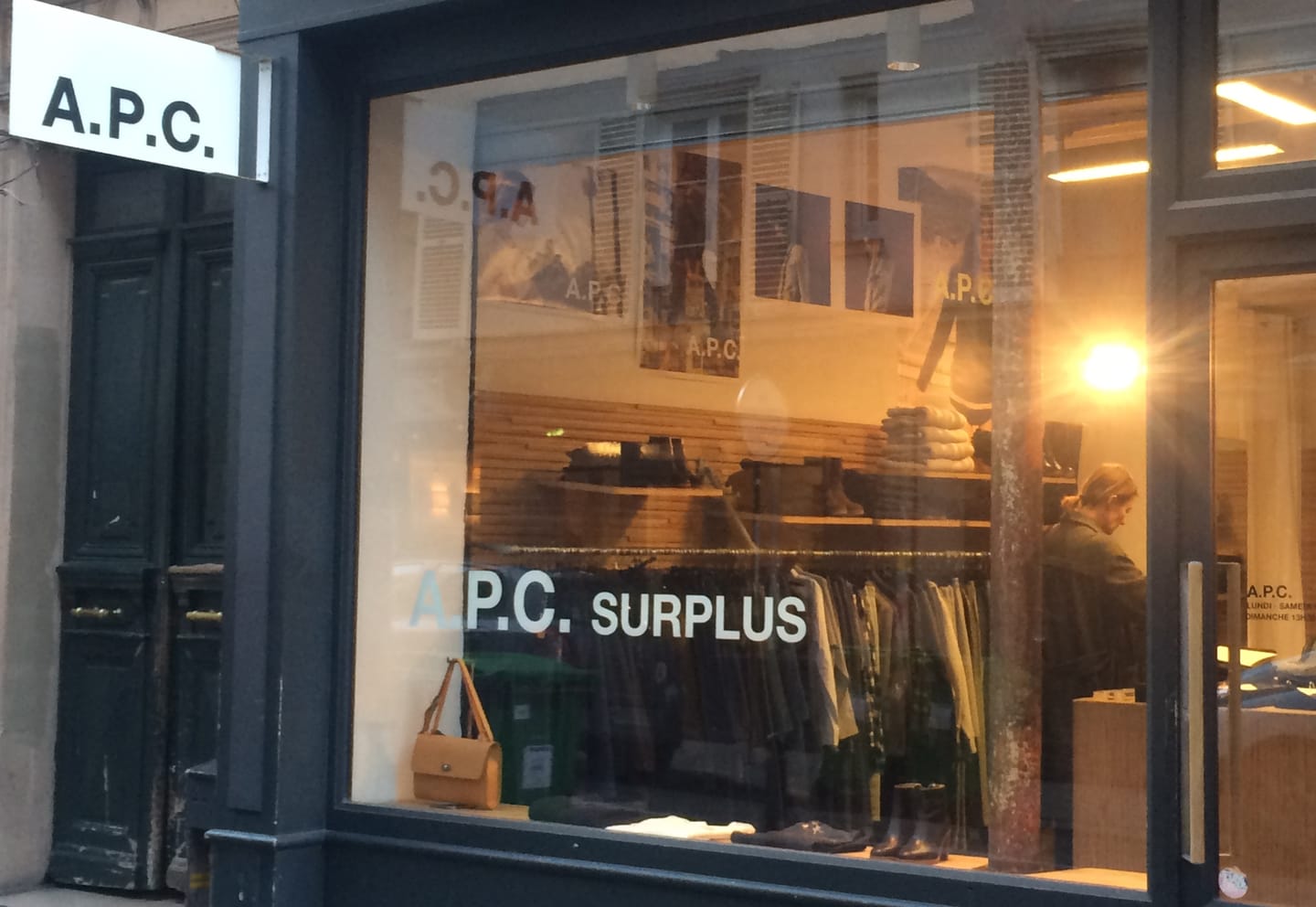 Couple passant devant la boutique A.P.C%252C quartier du Marais%252C Paris 2017.