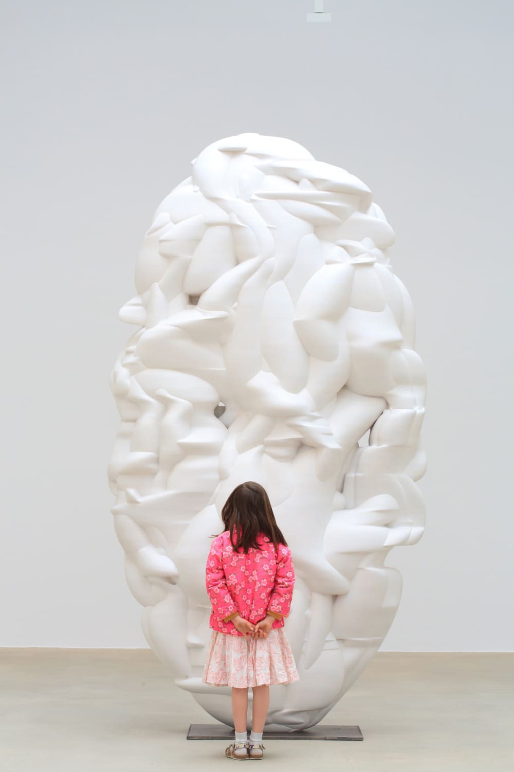 Jeune fille devant une oeuvre exposée à la Galerie Thaddaeus Ropac%252C Paris 2017.