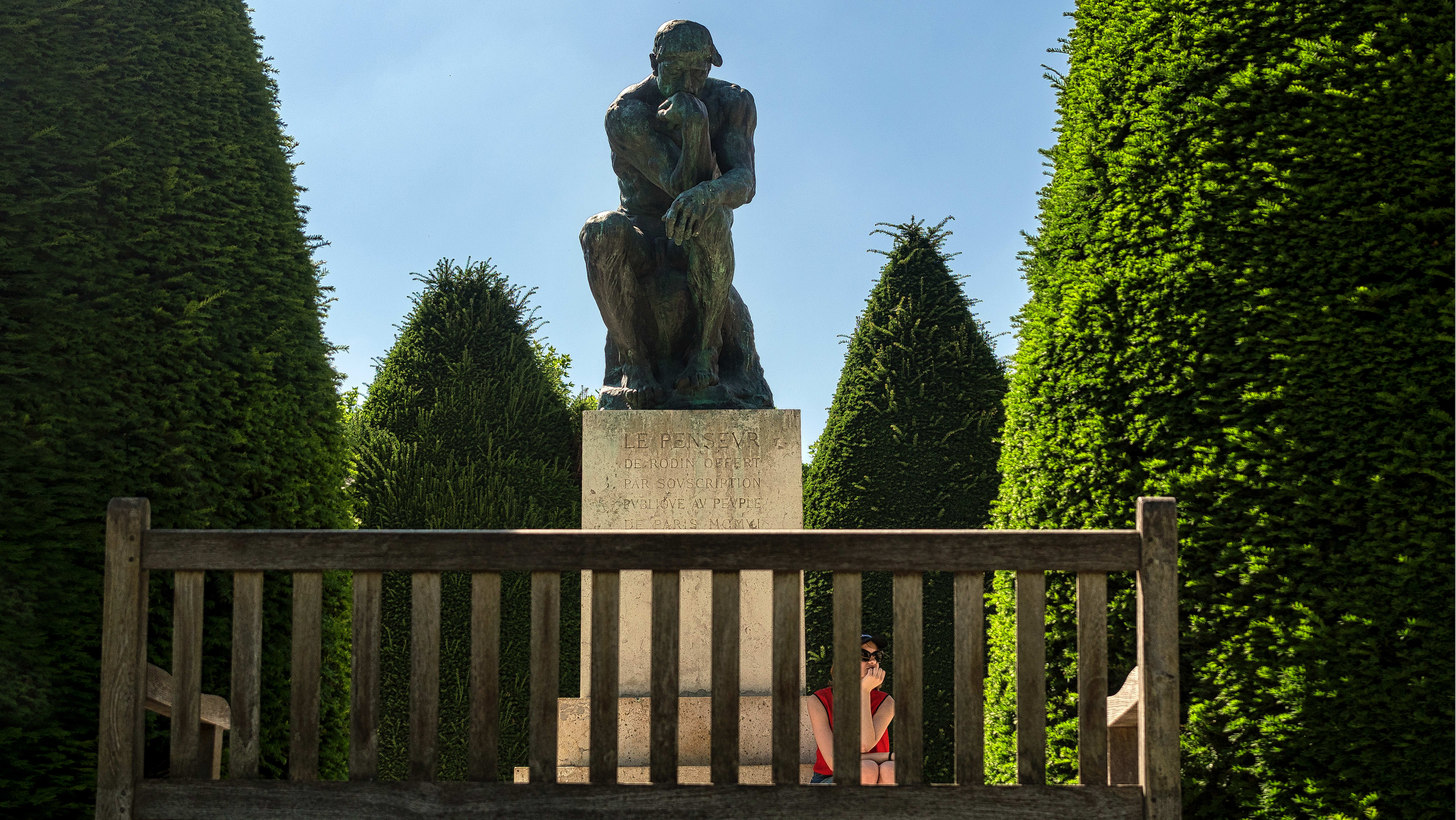 Jardins du Musée Rodin%252C femme assise au pied de la scultpure le Penseur%252C Paris 2017