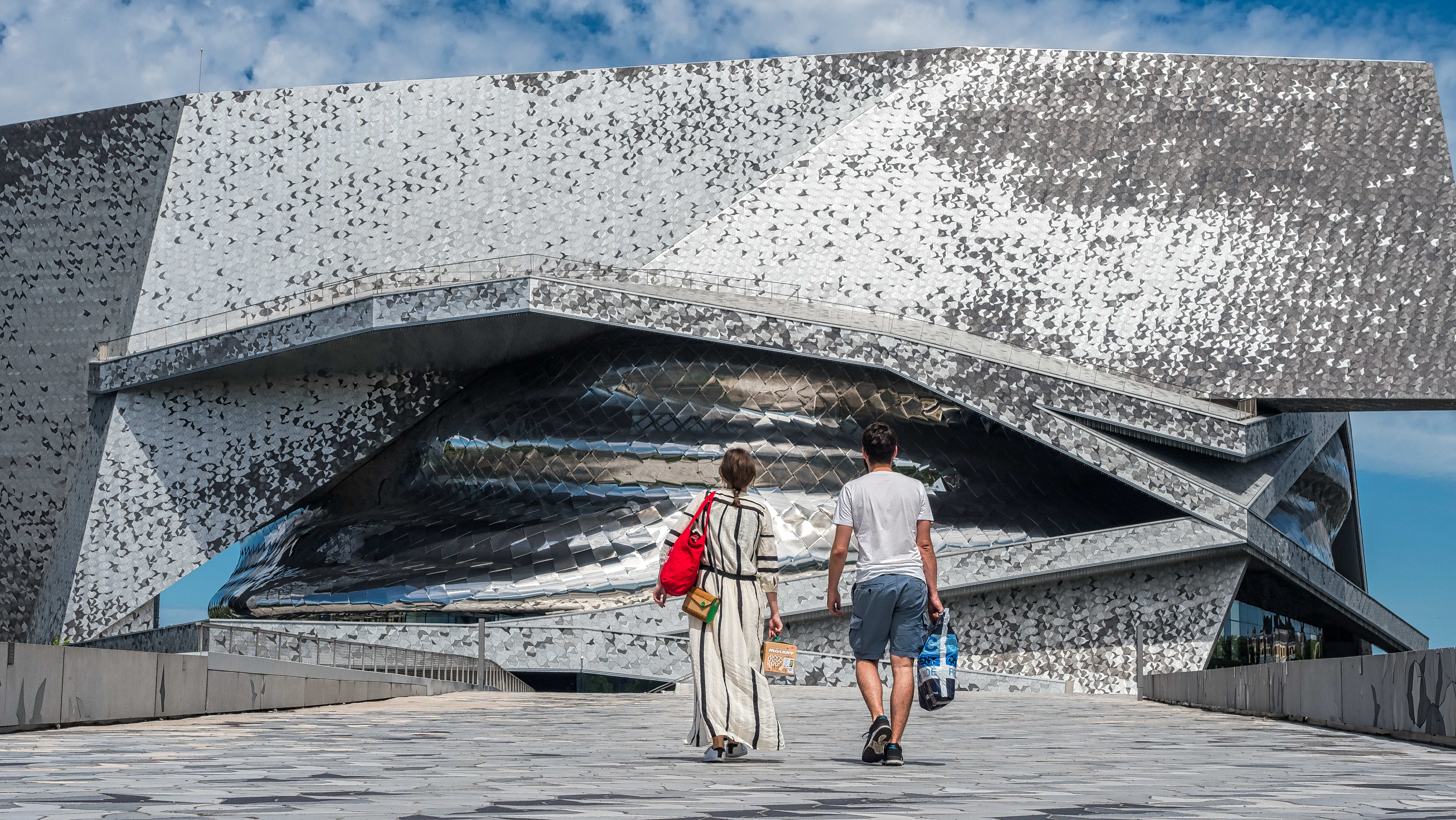 Visiteurs devant La Philharmonie de Paris 2017