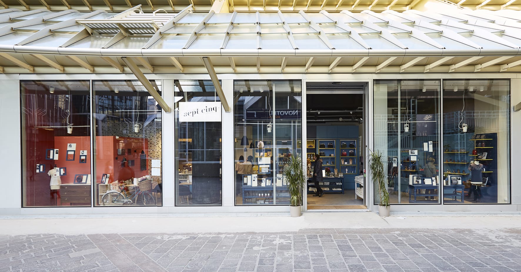Boutique Sept-Cinq%252C Paris%252C 2016.
