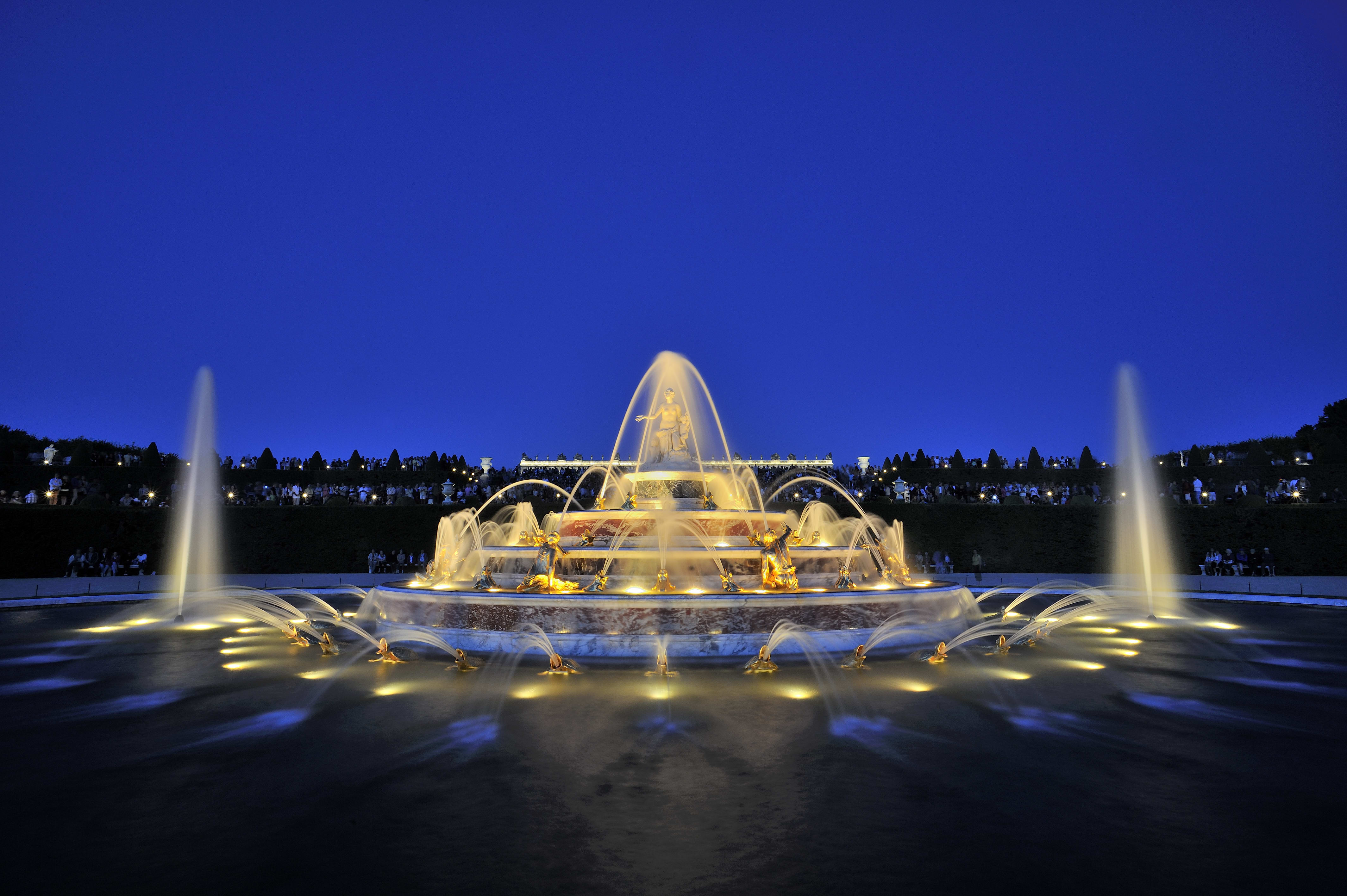 Domaine de Versailles%252C les jardins%252C Bassin et Parterre de Latone pendant les Grandes Eaux Musicales Nocturnes.