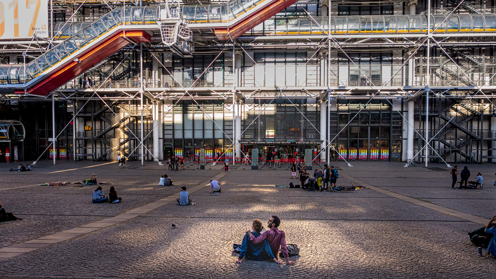Visiteurs sur la place Georges Pompidou%252C Paris 2017.