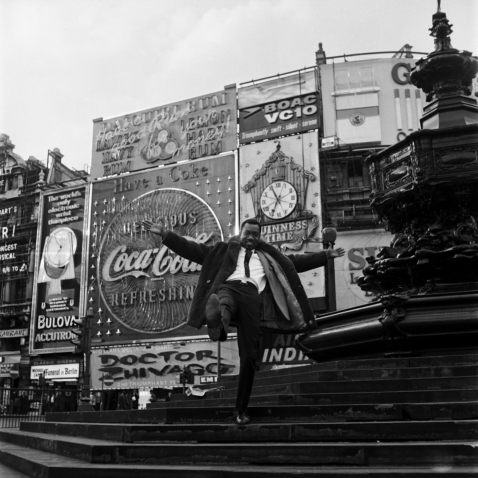 Exposition au Musée national de l’histoire de l’immigration. Mike Eghan à Picadilly Circus%252C Londres%252C 1967