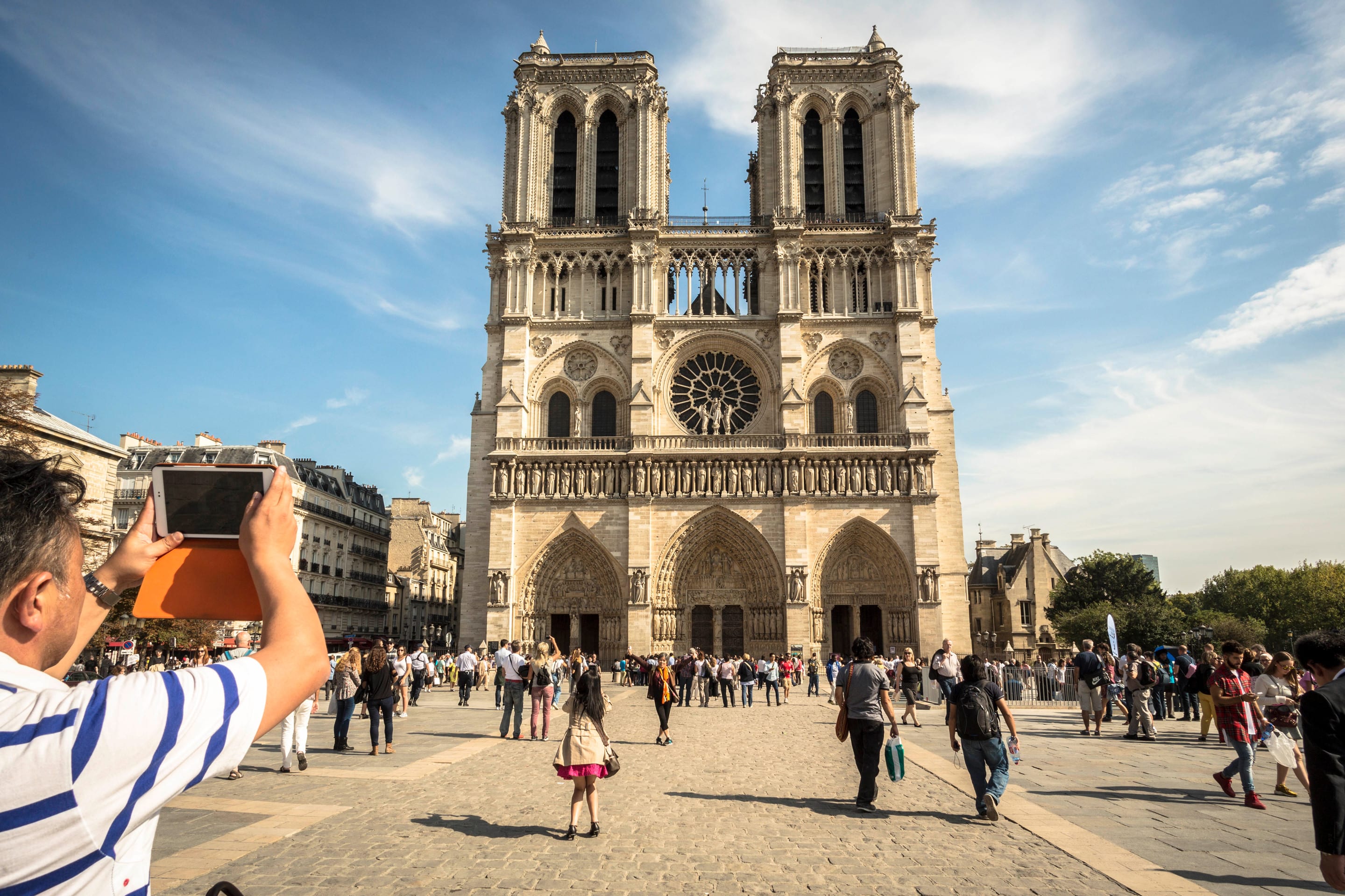 Touristes sur le parvis de la Cathédrale Notre-Dame de Paris 2015