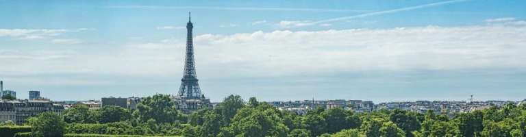 Jardin des Tuileries en arriere-plan la Tour Eiffel Paris 2017.