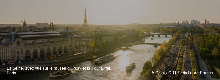 La Seine, avec vue sur le musée d'Orsay et la Tour Eiffel, Paris.