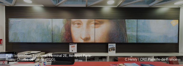 Point Information Tourisme, Terminal 2E, Aéroport Paris-Roissy Charles‑de‑Gaulle (CDG). C.Helsly / CRT Paris Ile-de-France