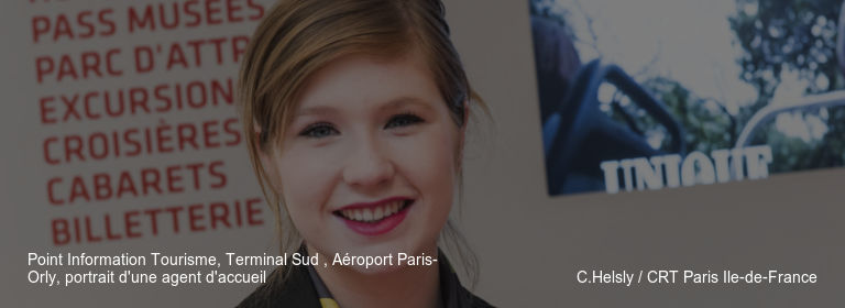 Point Information Tourisme, Terminal Sud , Aéroport Paris-Orly, portrait d'une agent d'accueil C.Helsly / CRT Paris Ile-de-France