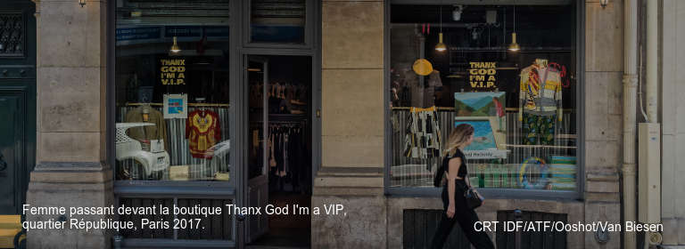 Femme passant devant la boutique Thanx God I'm a VIP, quartier République, Paris 2017.