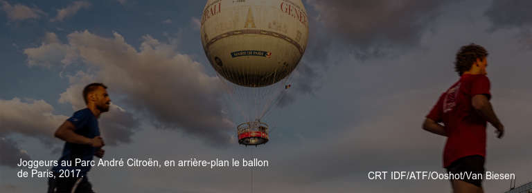 Joggeurs au Parc André Citroën, en arrière-plan le ballon de Paris, 2017.