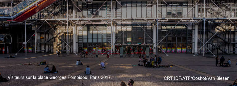Visiteurs sur la place Georges Pompidou, Paris 2017. CRT IDF/ATF/Ooshot/Van Biesen