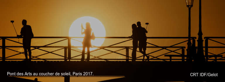 Pont des Arts au coucher de soleil, Paris 2017.