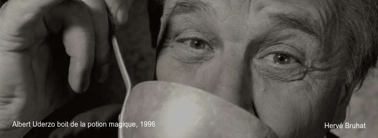 Albert Uderzo boit de la potion magique, 1996