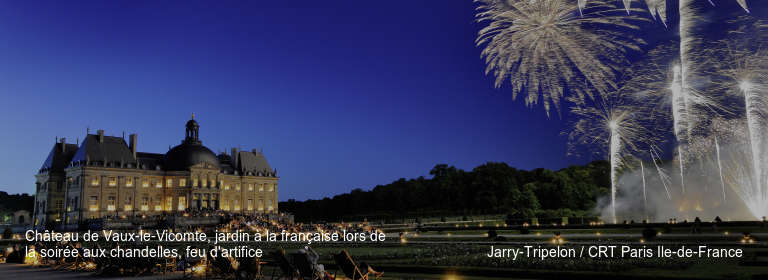 Château de Vaux-le-Vicomte, jardin à la française lors de la soirée aux chandelles, feu d'artifice