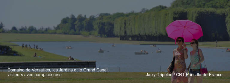 Domaine de Versailles, les Jardins et le Grand Canal, visiteurs avec parapluie rose