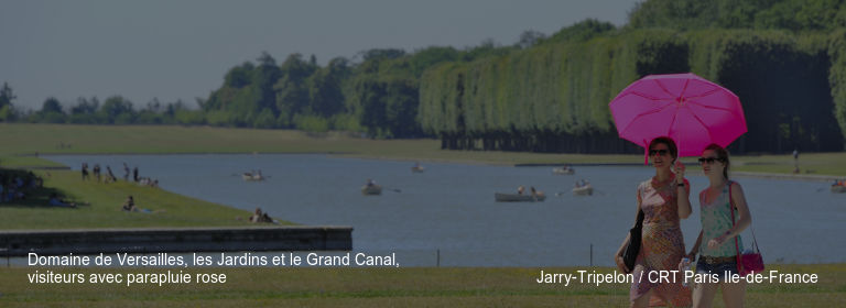 Domaine de Versailles%252C les Jardins et le Grand Canal%252C visiteurs avec parapluie rose Jarry-Tripelon %252F CRT Paris Ile-de-France