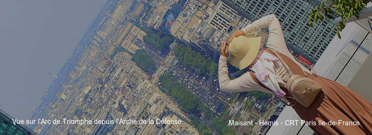 Vue sur l'Arc de Triomphe depuis l'Arche de la Défense.