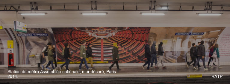 Station de métro Assemblée nationale, mur décoré, Paris 2014. RATP