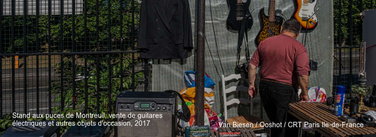 Stand aux puces de Montreuil, vente de guitares électriques et autres objets d'occasion, 2017