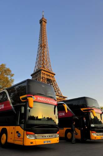 Paris (75) 7ème arrondissement%252C parking de bus de touristes devant la Tour Eiffel