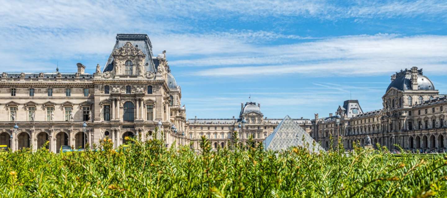 Musée du Louvre, Pyramide, depuis le Jardin des Tuileries, Paris 2017