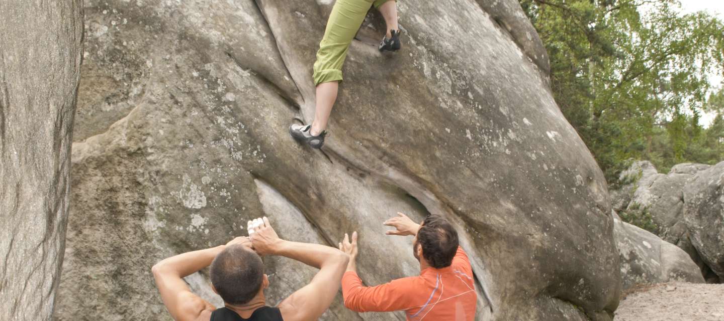 Varappe sur bloc rocheux Fontainebleau.