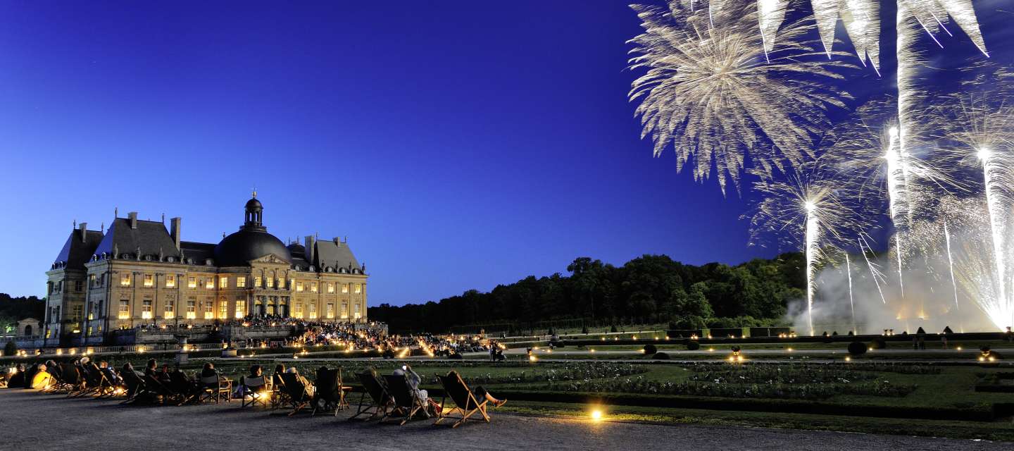 Château de Vaux-le-Vicomte, jardin à la française lors de la soirée aux chandelles, feu d'artifice