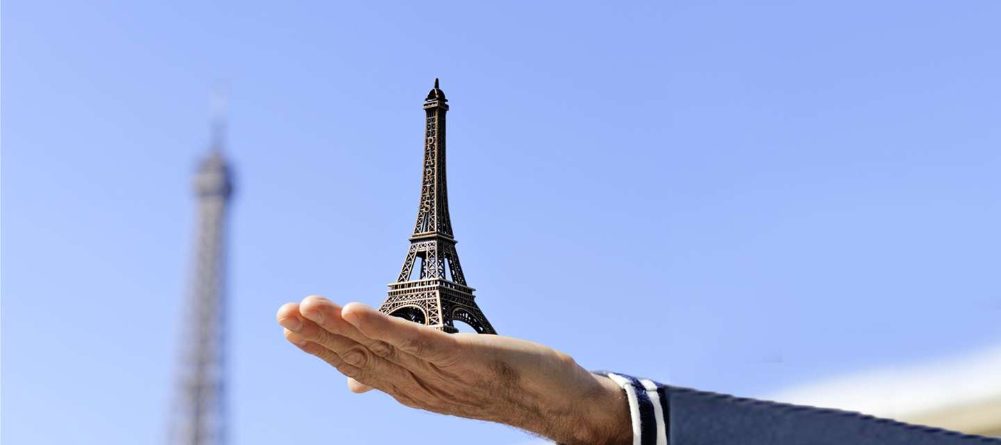 Visiteur regardant une carte touristique au bord du Canal Saint-Martin, Paris 2017.