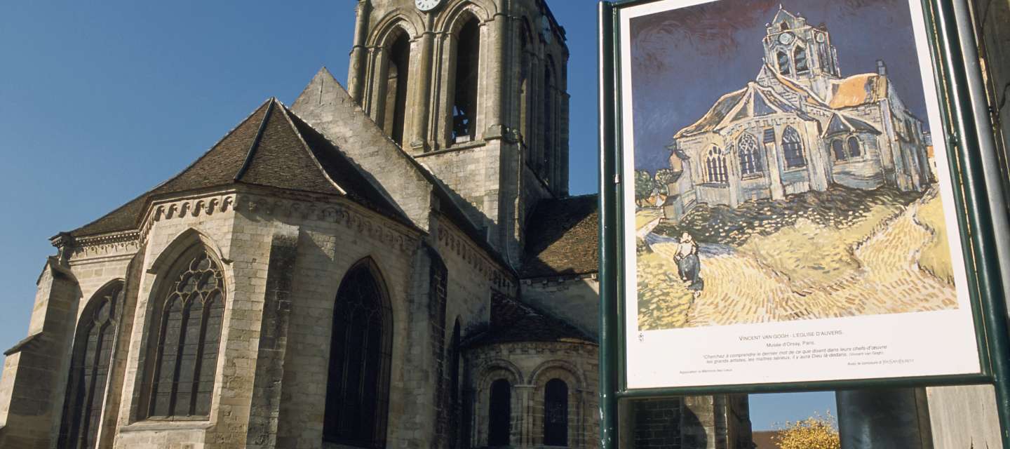 Vue sur l'église devant laquelle est exposé le tableau impressionniste de Vincent Van Gogh la représentant, Auvers-sur-Oise 2005