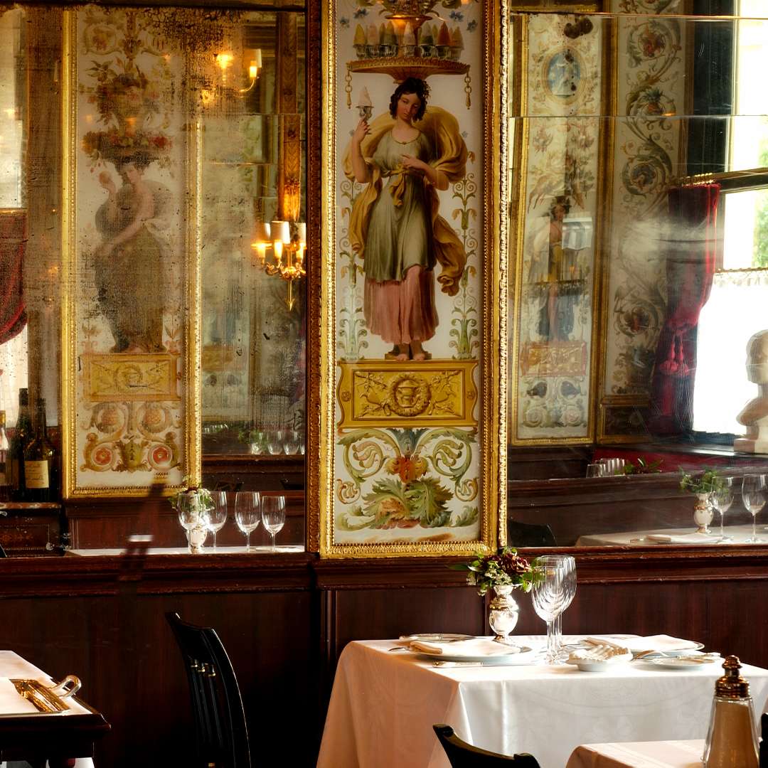 Enjoy the capital in a historic restaurant of Paris