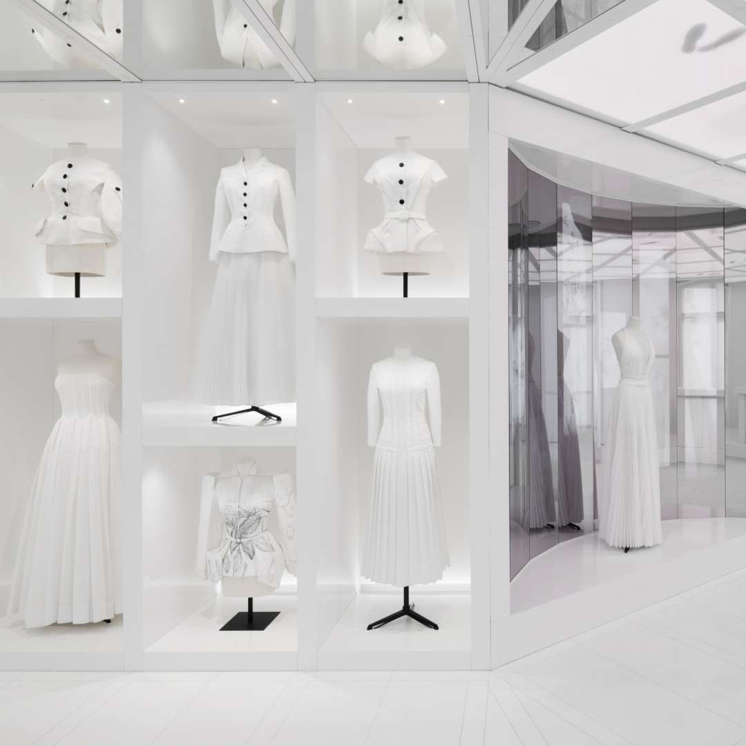 Dior exhibition opening hours hot sale