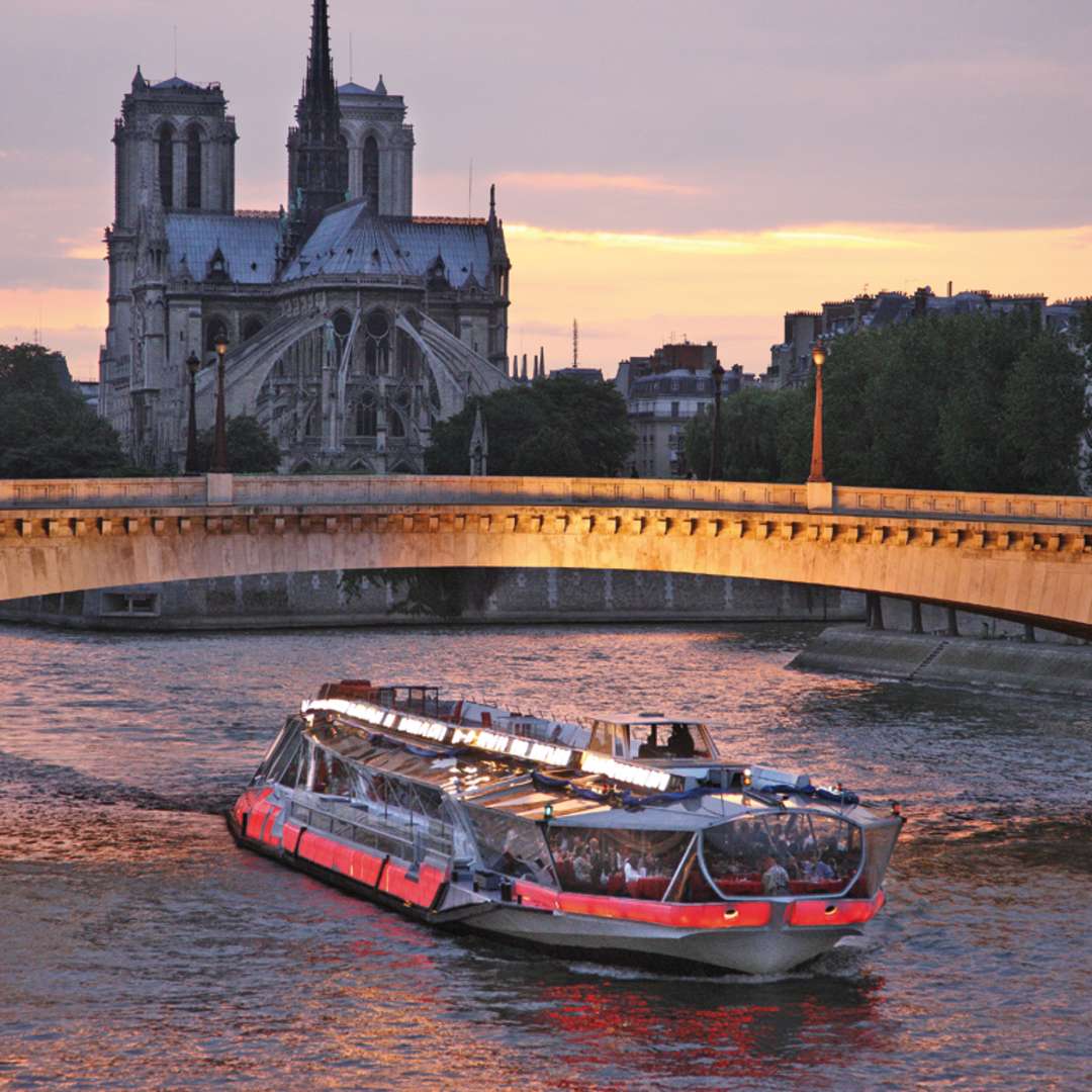 Une Petite Croisiere En Bateau Mouche