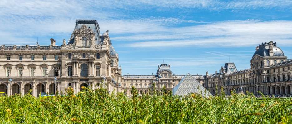 Musée du Louvre, Pyramide, depuis le Jardin des Tuileries, Paris 2017