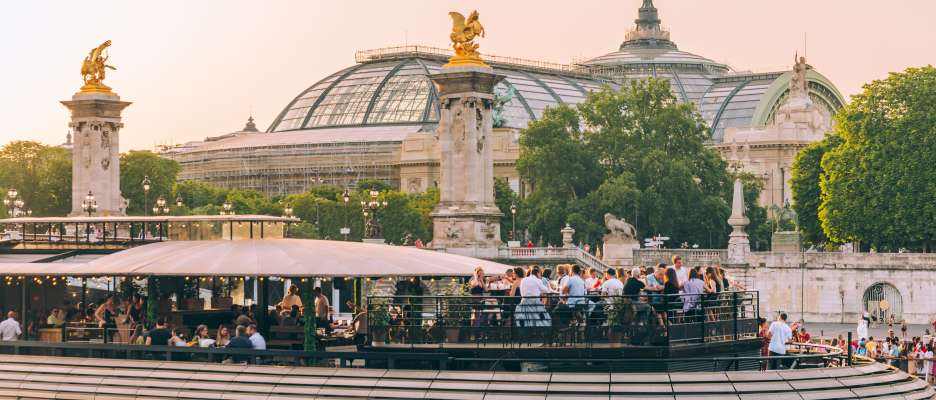 Bateau Le Flow, terrasse animée, pont Alexandre III, Petit Palais