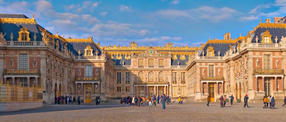Personnes devant le château de Versailles