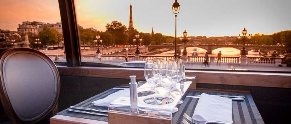 Table dressée dans le Bustronome à la tombée de la nuit