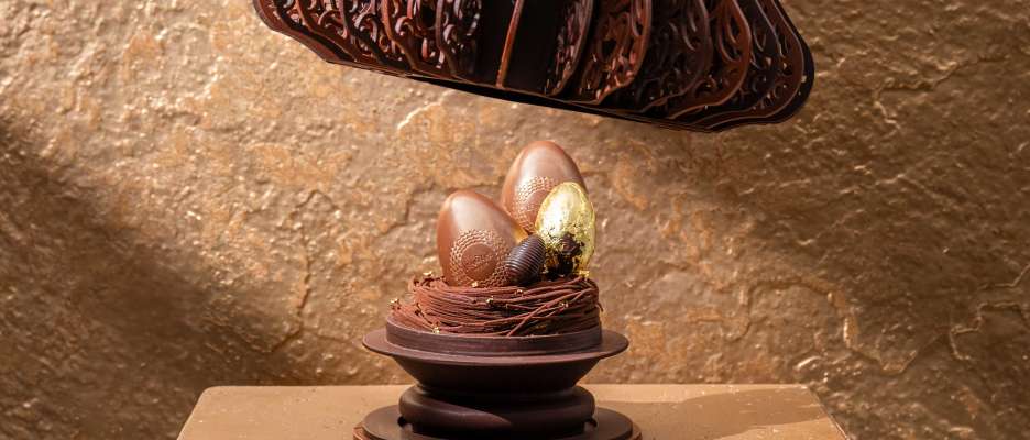 Œufs de Pâques avec cloque en chocolat au dessus